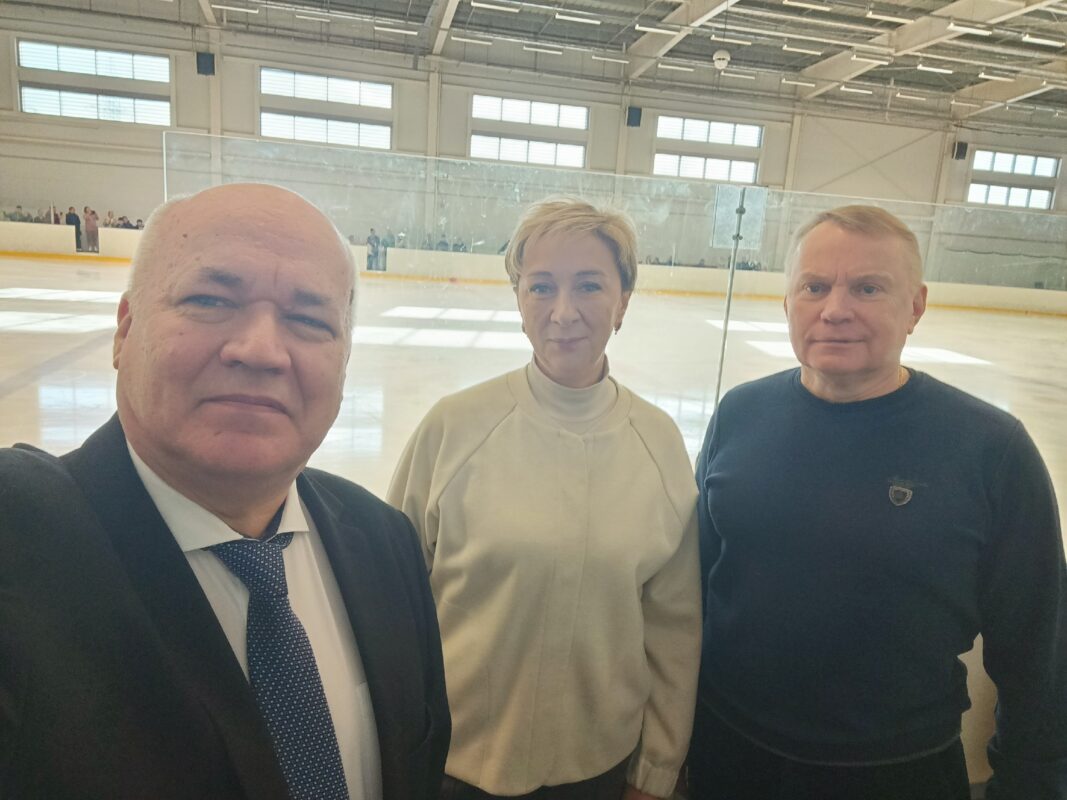 Председатель совета БФ «СВОй Дом» — Игорь Васильев вместе с Заместителем начальника Управления по…